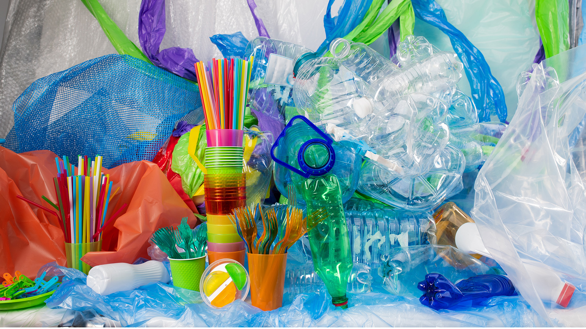 Great amount of different kinds of plastic things placed together Illustration of the difference between the linear economy and the circular economy